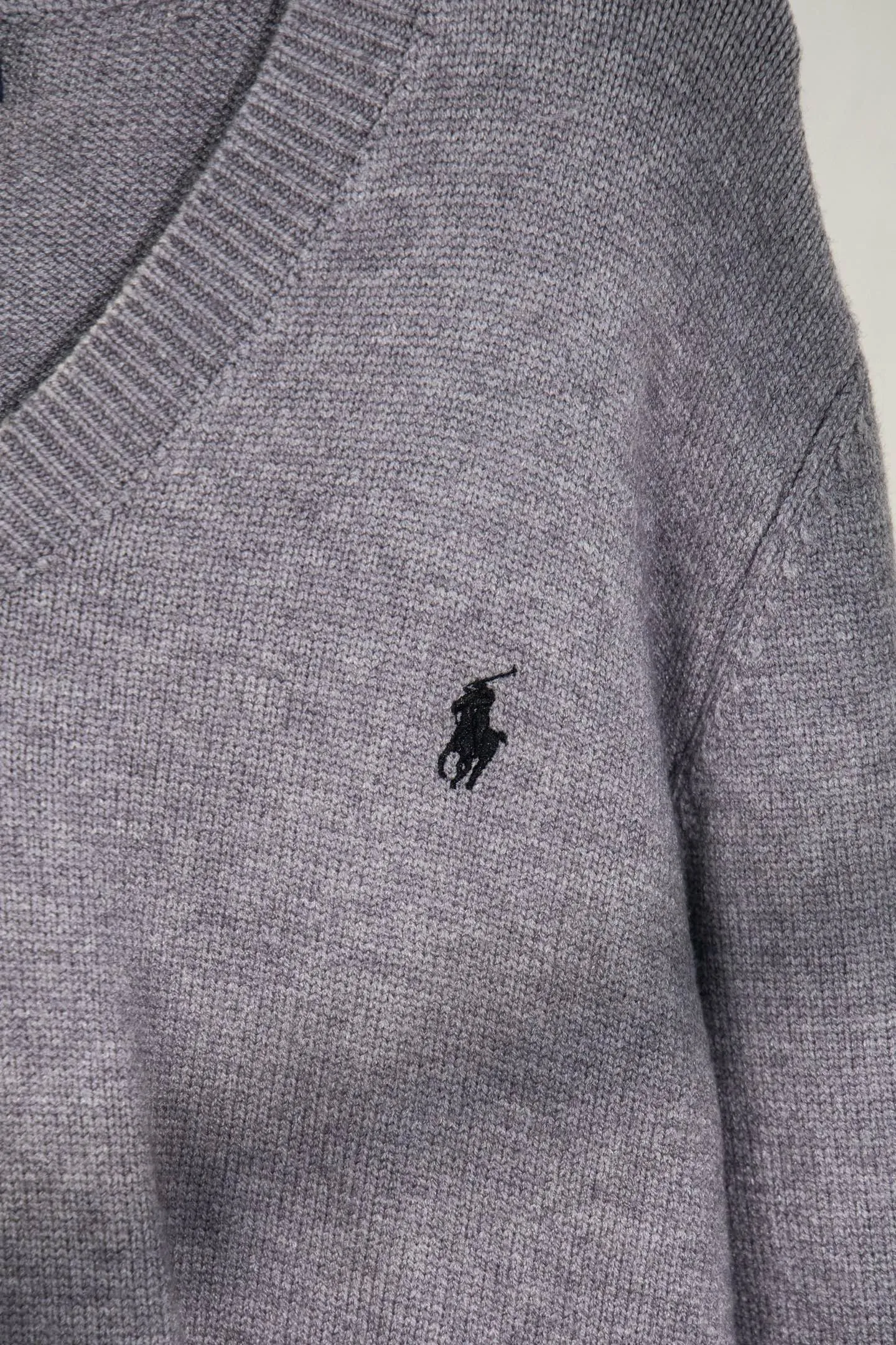 P210 Style number: Y197 Ralph Lauren men's crew neck sweater men's hemp flower original collar sweater. The version is really good-looking. It can be worn alone or as a jacket to be worn inside or outside. The upper body shows personal fashion charm. Four colors are available. The same style for men and women. A must-see item for new summer products. Tag, hanging grain, washed, packaging bag, full set of accessories. Very good appearance. Super exquisite workmanship. Size: S-XL